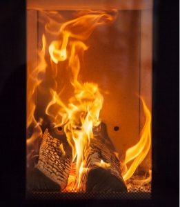 Das Flammenspiel eines offenen Feuers ist faszinierend und wärmend zugleich.