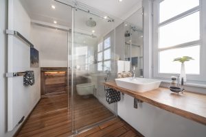 Holzboden im Badezimmer